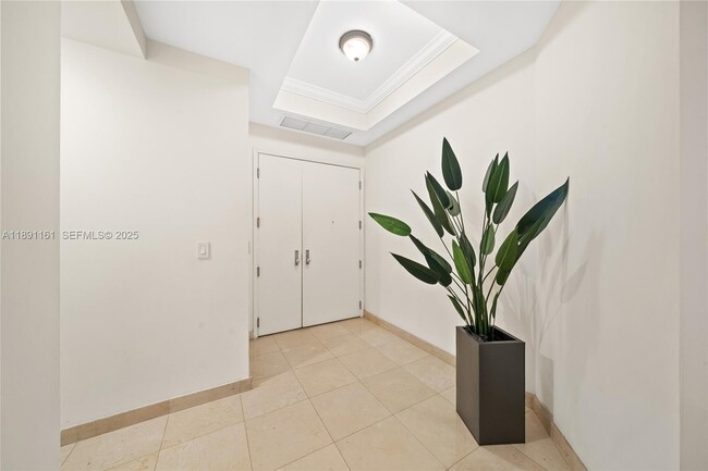 Building Photo - 848 Brickell Key Dr