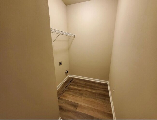 Building Photo - 3052 S Roth Ave