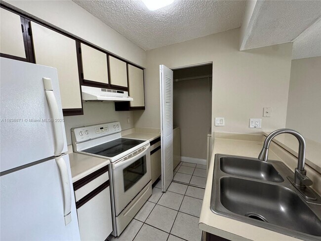 Building Photo - 1249 SW 46th Ave