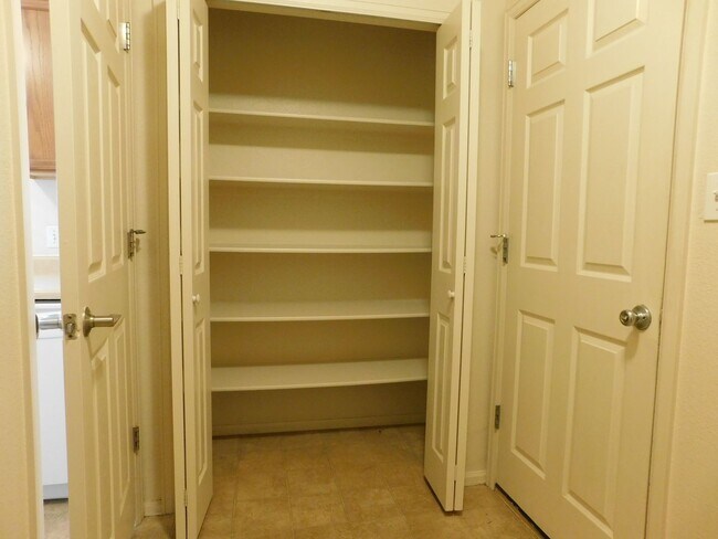 Building Photo - Spacious Home in Dove Creek Sub-Division