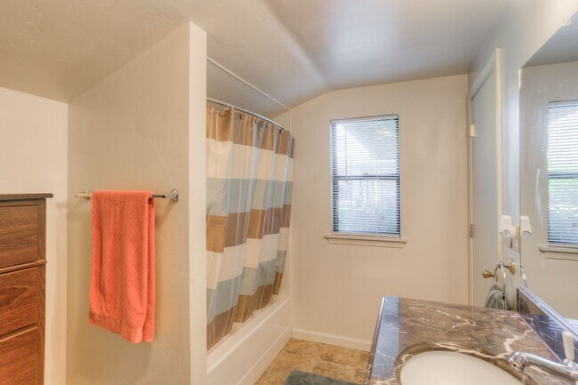 Building Photo - 2830 North Ave