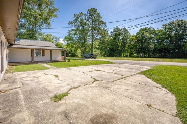 Building Photo - Charming 4-Bedroom, 2-Bath Home in a Prime Location