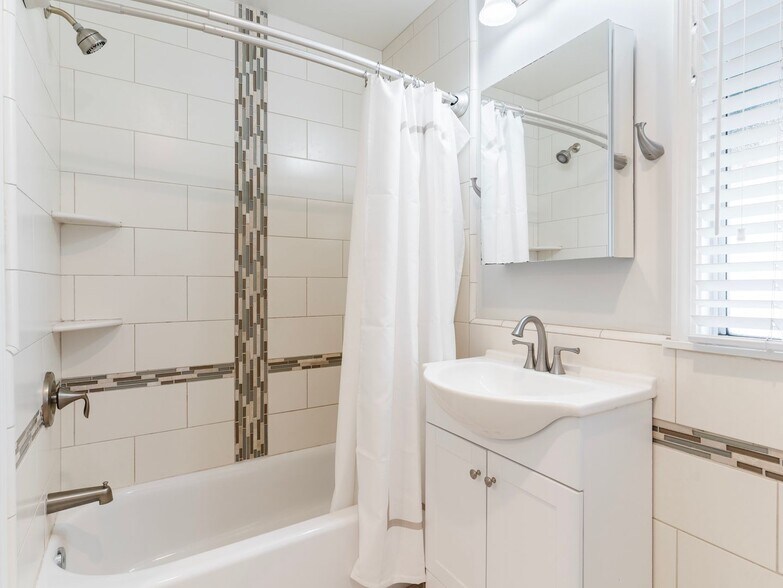 Building Photo - 1340 W Parade St