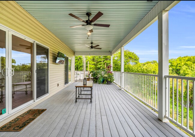 Building Photo - Beautiful 4-bedroom, 2.5-bath riverfront home