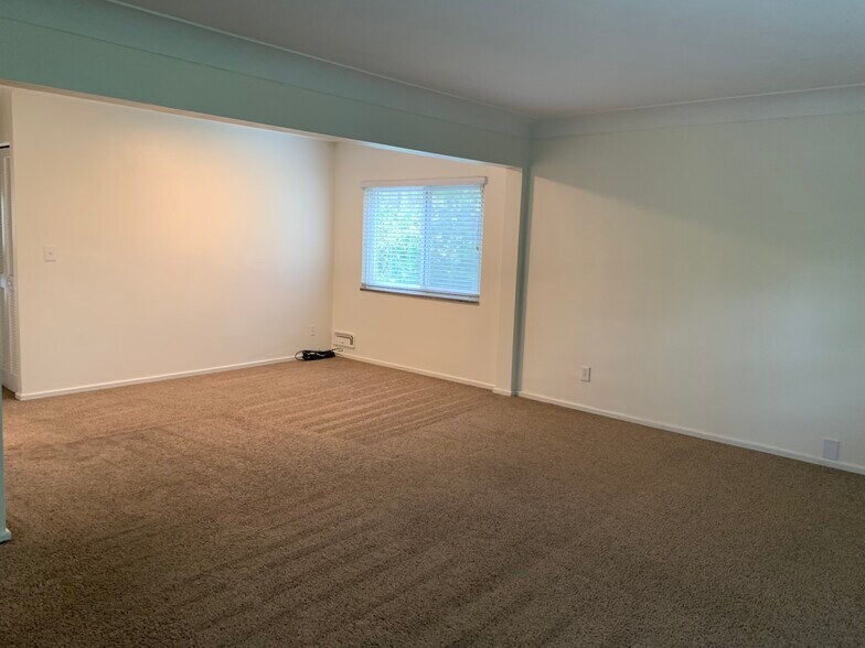 Building Photo - 2142 Collinway St