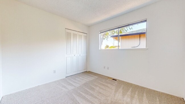 Building Photo - 4 Bedroom 2 Full Bathroom Single Family Ho...