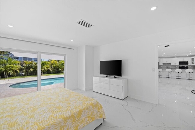 Building Photo - 2816 NE 35th St