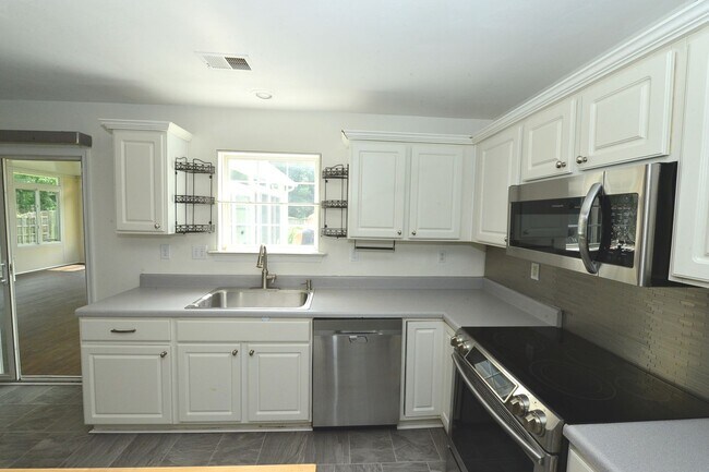 Building Photo - Renovated home with Sunroom!