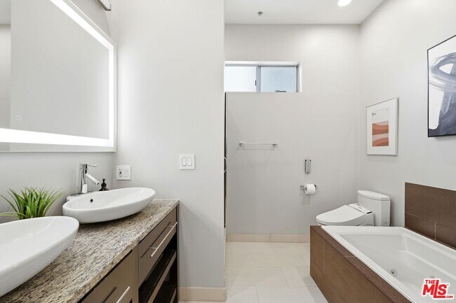 Building Photo - 1842 Greenfield Ave