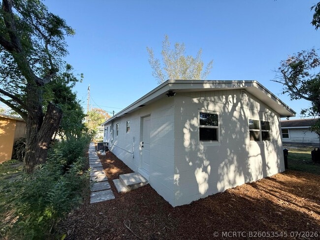 Building Photo - 912 SE Tarpon Ave