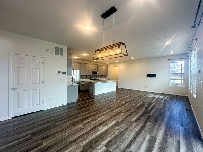 Building Photo - East Facing 3bd 2.5ba paired home in Sende...