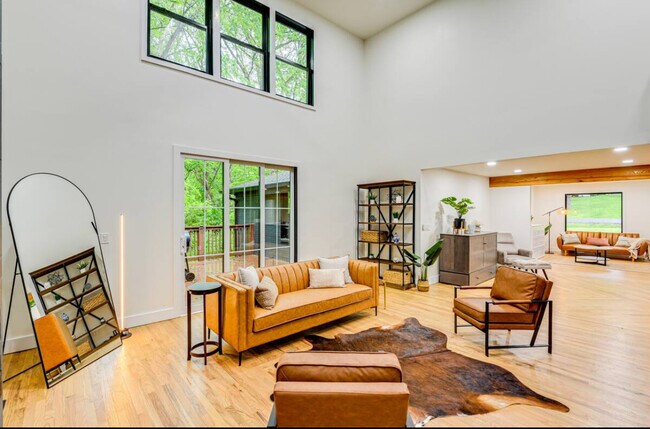 Building Photo - 930 Downey Dr