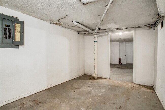 Building Photo - 806 Monroe Ave