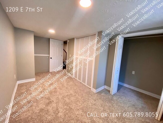 Building Photo - 1209 E 7th St