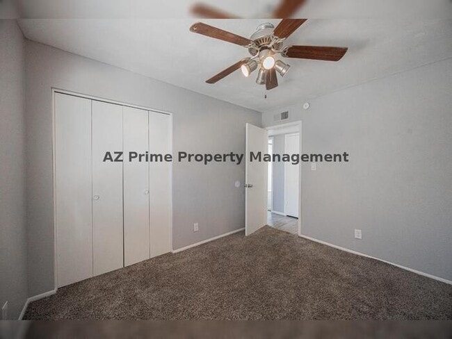 Building Photo - 4704 S La Rosa Dr
