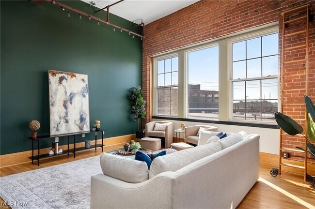 Building Photo - 1667 E 40th St