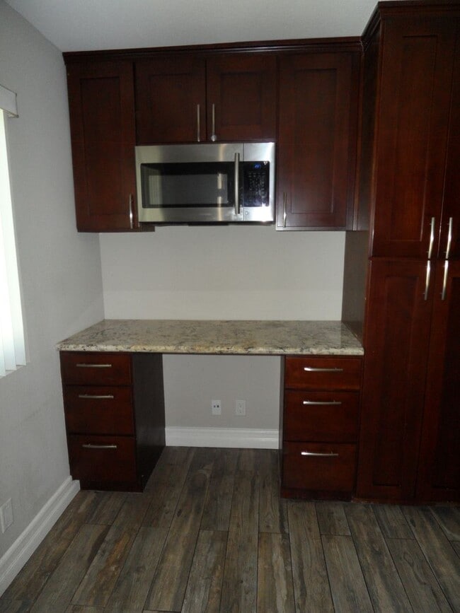 Building Photo - 300 1/2-204 1/2 E Mills Dr