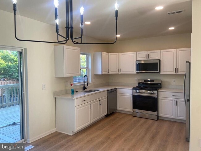 Building Photo - 42888 Golf View Dr
