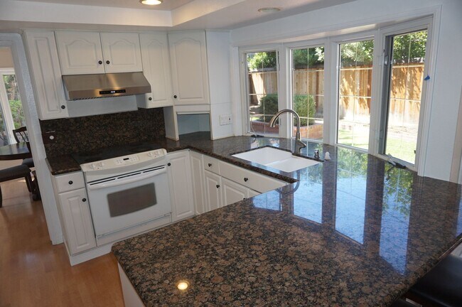 Building Photo - Stunning 4 Bedroom 2.5 Bath Home with Offi...