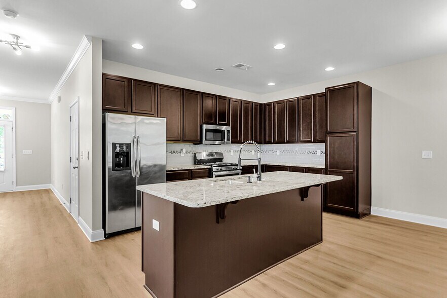 Building Photo - 229 Larissa Dr