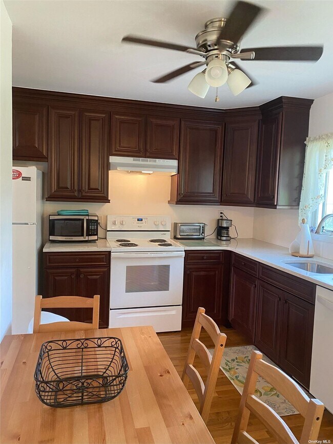Building Photo - 42 Willets Dr