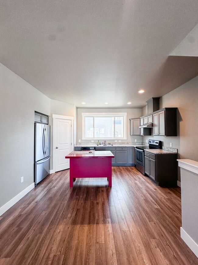 Building Photo - Adorable townhome in Josephine Crossing!