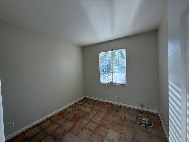 Building Photo - 5 bedrooms located in Redbridge Gated Community!