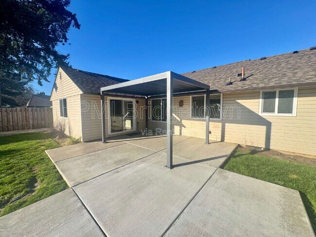 Building Photo - 670 NE 22nd St