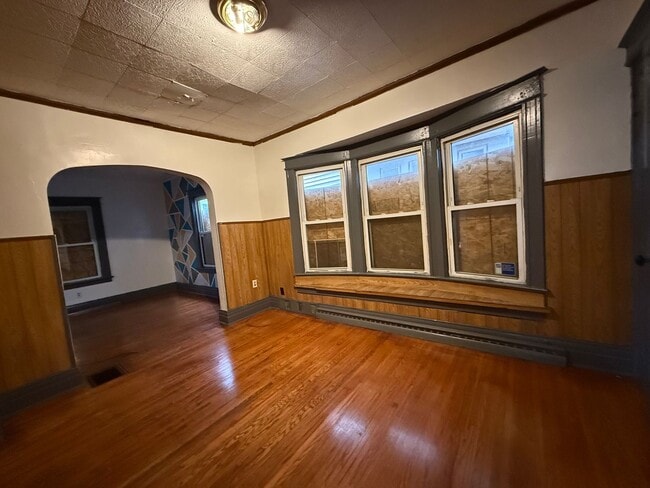 Building Photo - NICE 3 BEDROOMS WITH FULL BATH MOVE-IN READY!