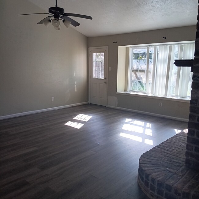 Building Photo - 13807 Towne W Blvd