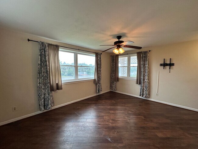 Building Photo - 3-Bedroom, 2-Bath Home Just Steps from the...