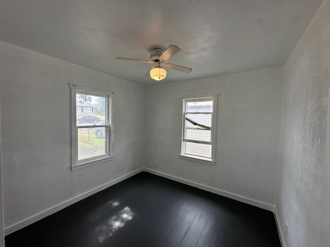 Building Photo - Spacious 2 bed with 2 car garage