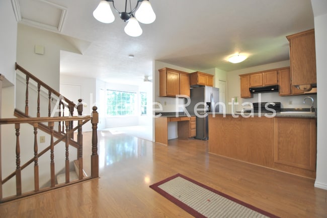 Building Photo - 1294 Eastridge Cir