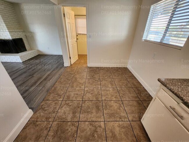 Building Photo - 3 bedroom/ 2 bathroom home located near th...