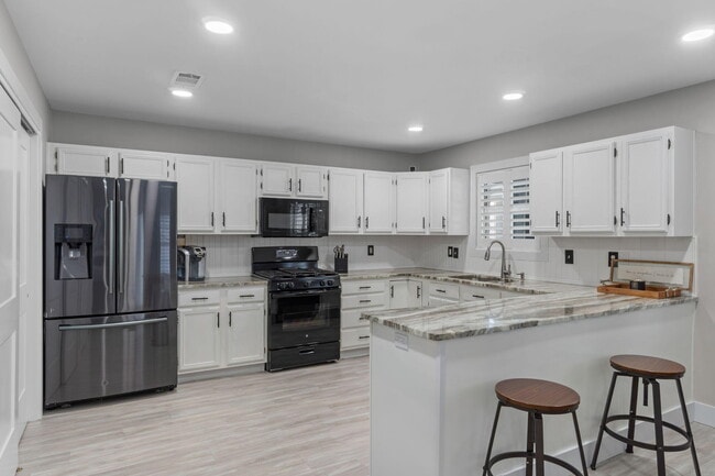 Building Photo - 374 S Shore Dr
