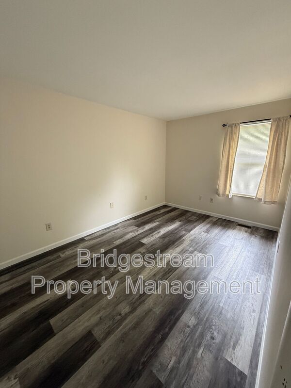 Building Photo - 4352 Sunray Rd