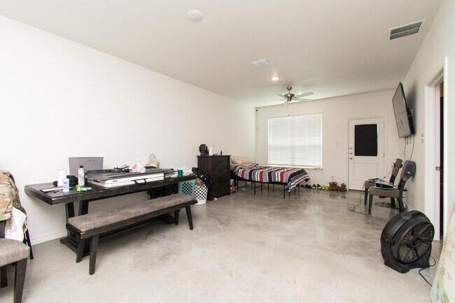 Building Photo - 624 Pacific Crest Trl