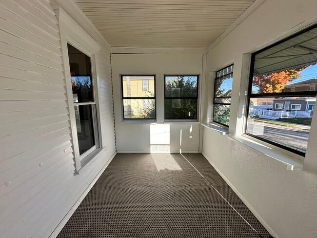 Building Photo - Three Bedroom House in Battle Creek