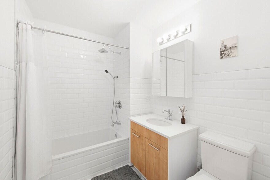 Building Photo - 517 W 45th St