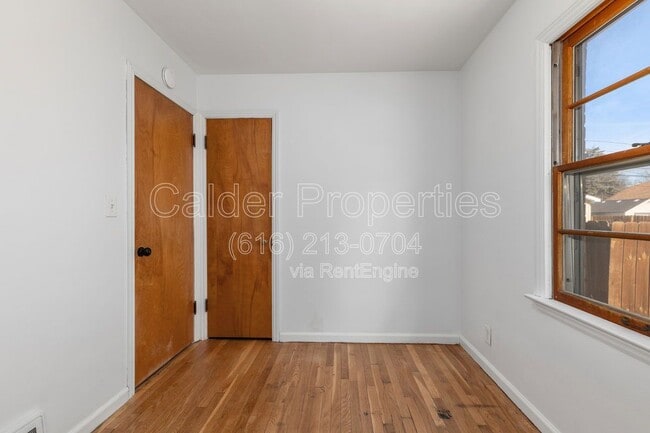 Building Photo - 1115 Lake Michigan Dr NW