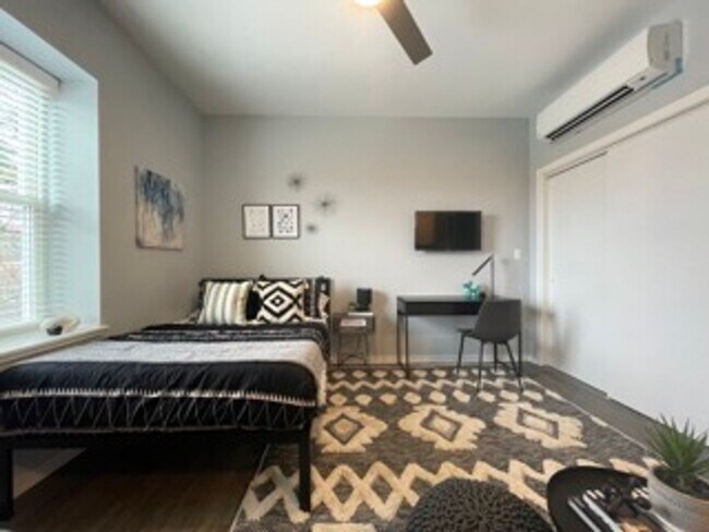 Building Photo - Brand new Luxury studio 2 blocks to the lake