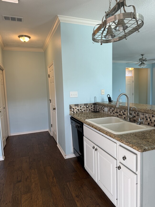 Building Photo - 1425 W Villa Maria Rd