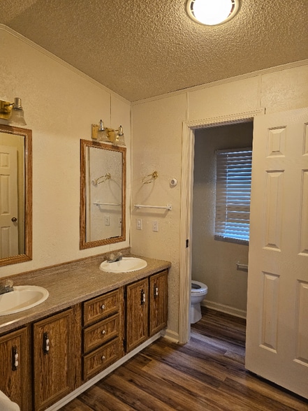 Building Photo - 217 W Fairlane Dr