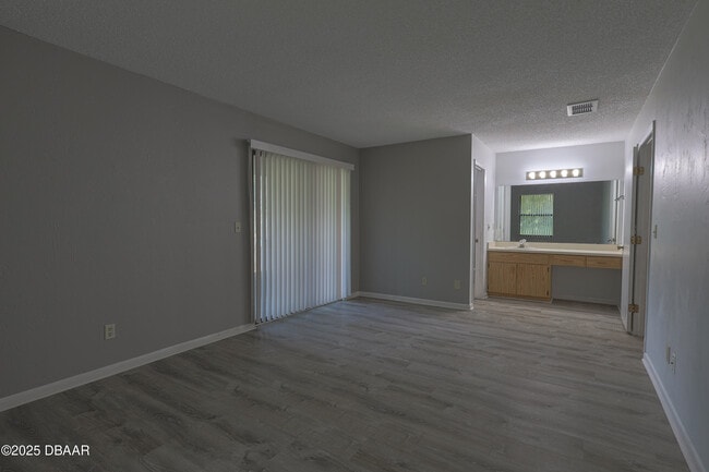 Building Photo - 6175 Sequoia Dr