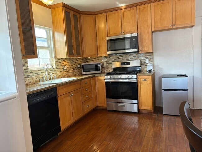 Building Photo - Lovely 2 bedrooms and 1 bathroom beach cottage in San Pedro