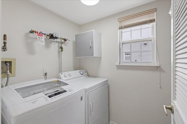 Building Photo - 408 Elderberry Ct