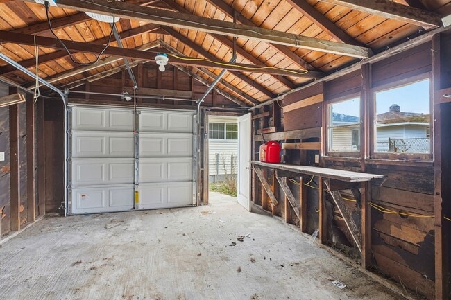 Building Photo - 3917 E Fairview Ave