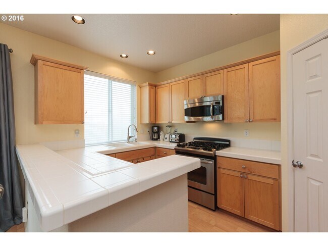 Kitchen - 1120 SE Tamora Ave