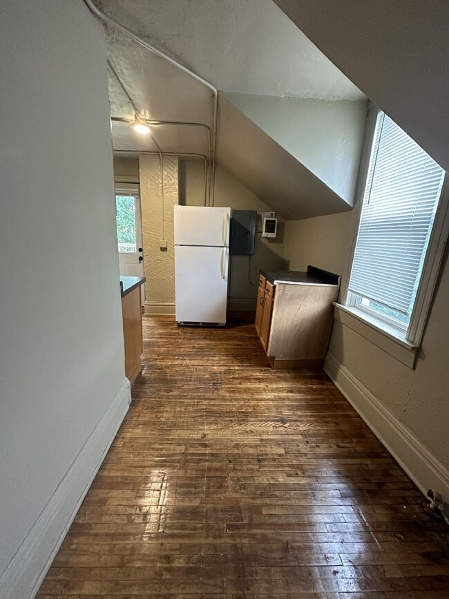 Building Photo - 2 Bed 1 Bath very close to UWEC available June 1st.
