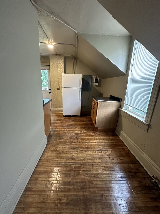 Building Photo - 3 Bed 1 Bath very close to UWEC available ...